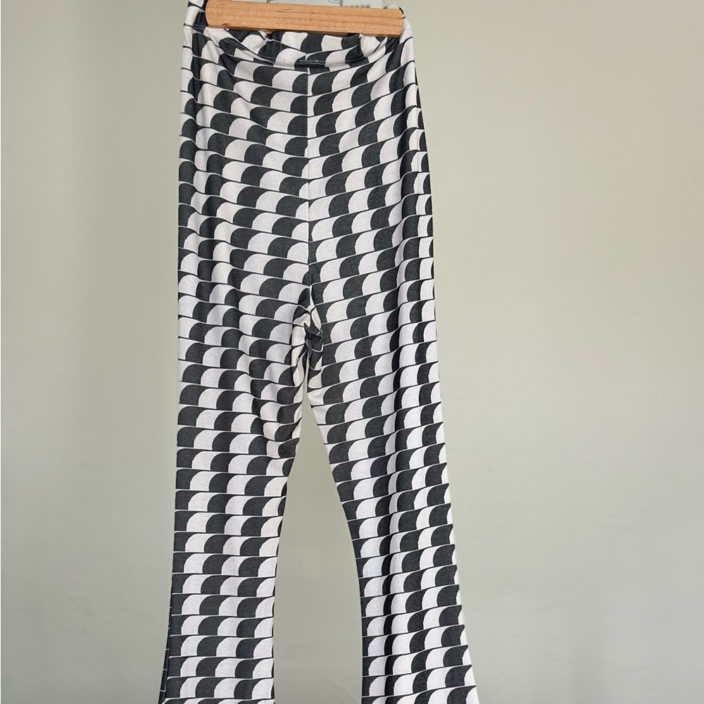 Geometric Print Bell Bottom Legging